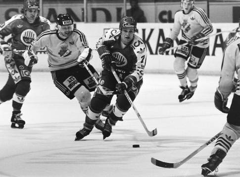 Magnus Olsson, Västra Frölunda med pucken