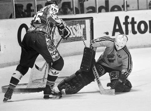 Per Lindbergh, målvakt i AIK lägger beslag på pucken