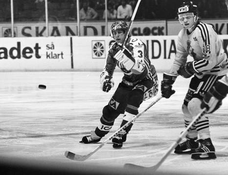 Bo Andersson, Västra Frölunda med pucken framför Leif
