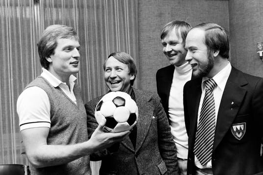 Björn Andersson hälsas välkommen till klubben