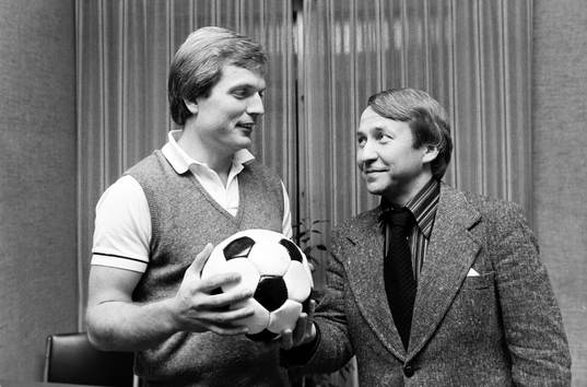 Björn Andersson hälsas välkommen till klubben