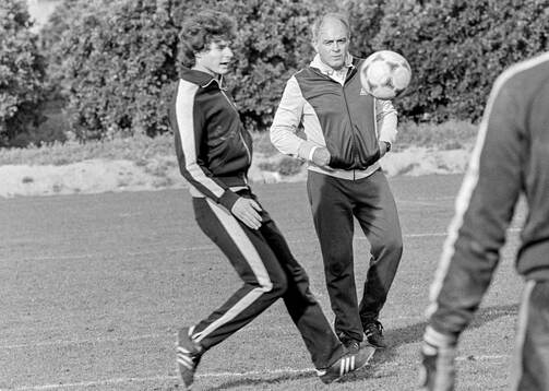 Manager Alfredo di Stefano leading a training session
