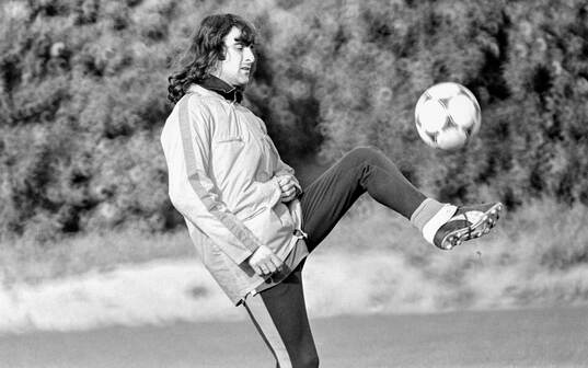 Mario Kempes at training