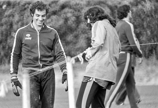 Goalkeeper Pepe Balaguer and Mario Kempes at training