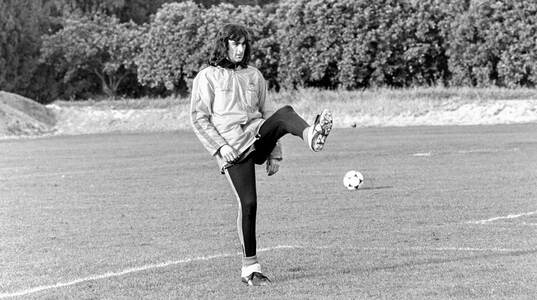 Mario Kempes at training