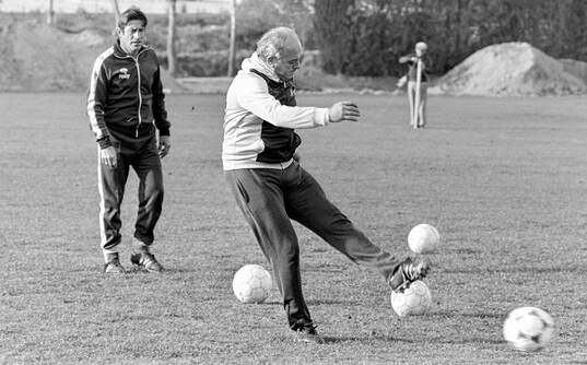 Manager Alfredo di Stefano at a training session