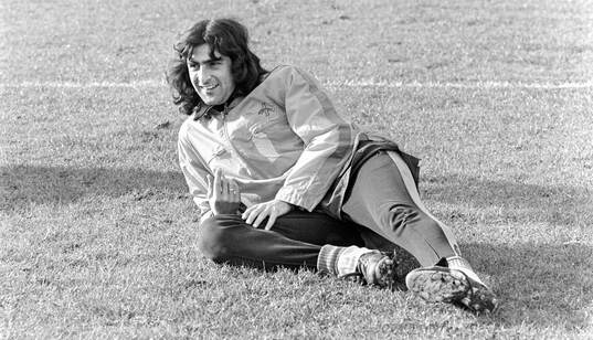 Mario Kempes resting at training session