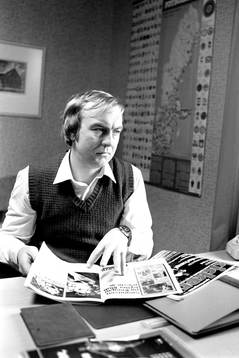 Bo Nilsson, tränare i Mjällby på sitt kontor