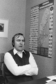 Bo Nilsson, tränare i Mjällby på sitt kontor