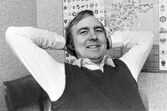 Bo Nilsson, tränare i Mjällby på sitt kontor