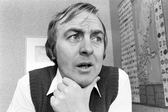 Bo Nilsson, tränare i Mjällby på sitt kontor