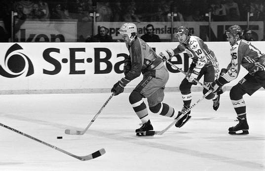 Jan Vestberg, Färjestad jagas av Tommy Persson och Ove