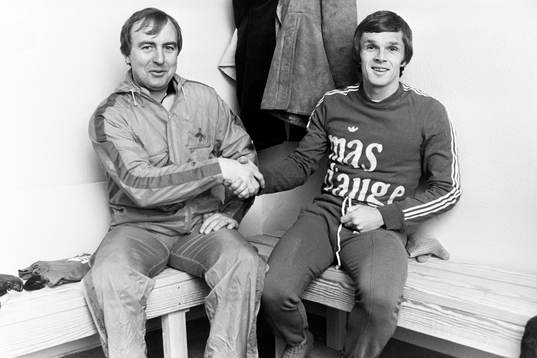 Bo Nilsson, tränare hälsar Anders Linderoth välkommen