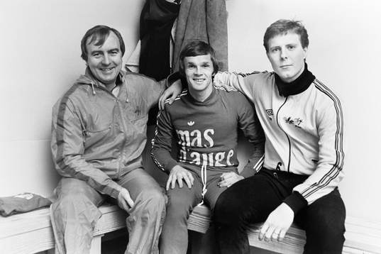 Bo Nilsson, tränare i Mjällby med sina nyförvärv Anders