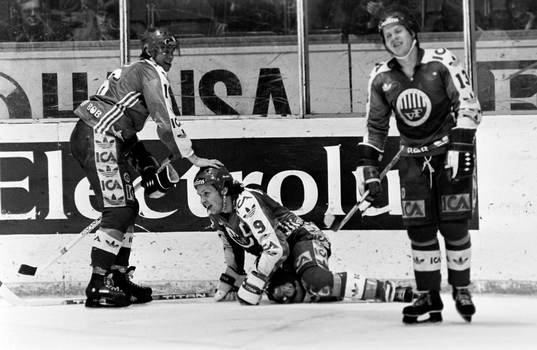 Anders Broström, Västra Frölunda på knä