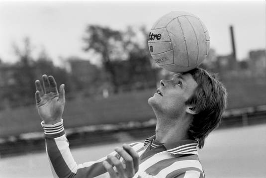 Dan Corneliusson tränar bollkontroll med huvudet