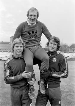 Roland Sandberg hissas av Thomas Sunesson och Jan-Åke