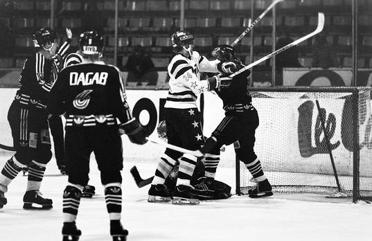 Anders Karlsson, HV71 i bråk vid målburen