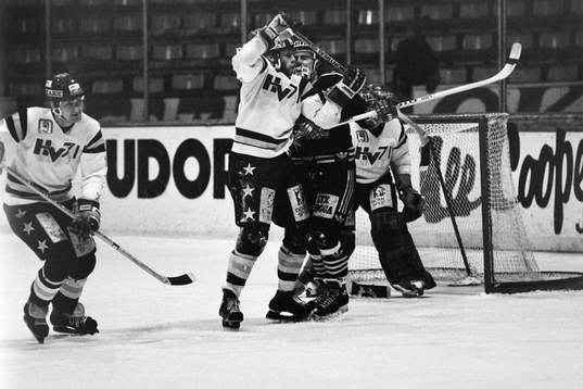 Kamp framför Hannu Lassila, målvakt i HV71
