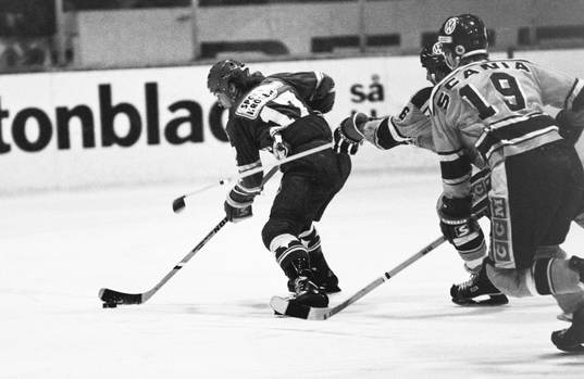 En hammarbyspelare fri med pucken