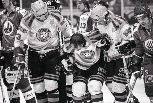 En skadad brynässpelare får hjälp av banan
