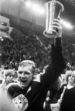 Brynäs lagkapten Jan-Erik Silverberg med pokalen