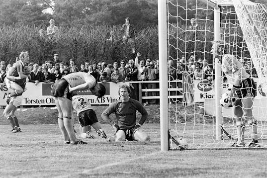 Thomas Sunesson har gjort 1-0 till Kalmar och får Benno