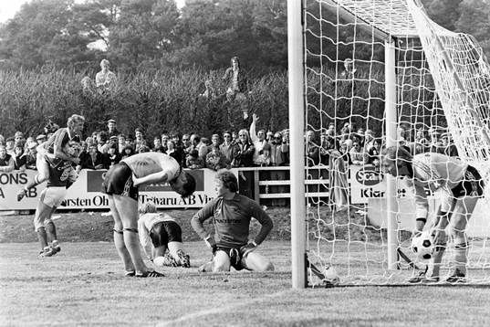 Thomas Sunesson har gjort 1-0 till Kalmar och får Benno