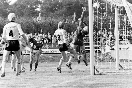 Thomas Sunesson gör 1-0 till Kalmar och mjällbys målvakt