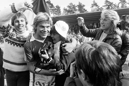 Kalmars matchhjälte Thomas Sunesson kramas om