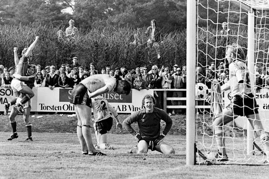 Thomas Sunesson har gjort 1-0 till Kalmar och får Benno