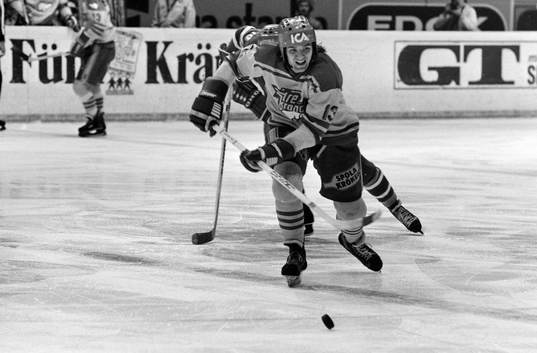 Hans Edlund med pucken