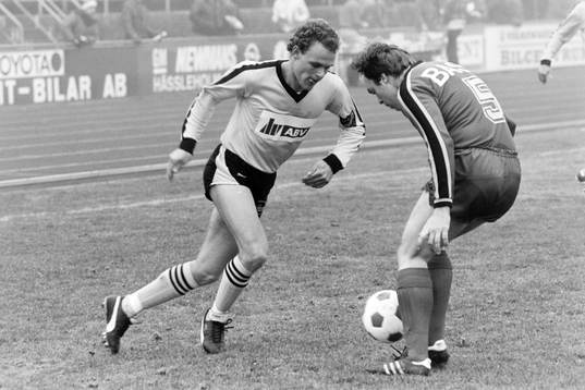 Hässleholms Peter Malm i dribblingstagen mot häckens Roy