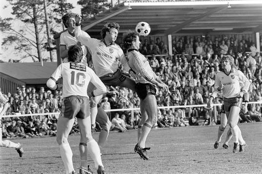 Frank Worthington, Mjällby i en nickduell