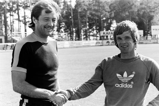 Frank Worthington hälsas välkommen till klubben av Anders