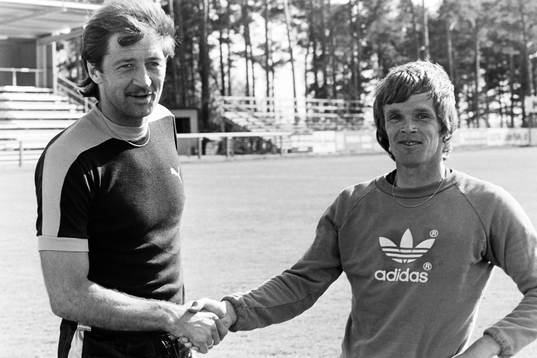 Frank Worthington hälsas välkommen till klubben av Anders