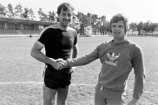Frank Worthington hälsas välkommen till klubben av Anders