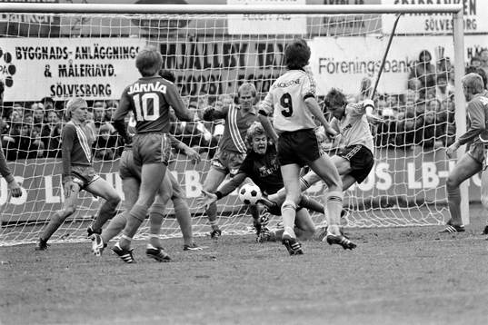 Trångt framför Roger Svensson, målvakt i Elfsborg