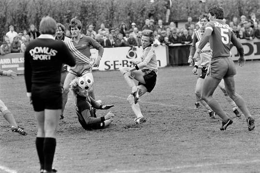 Peter Stridfeldt, Mjällby framför Roger Svensson,