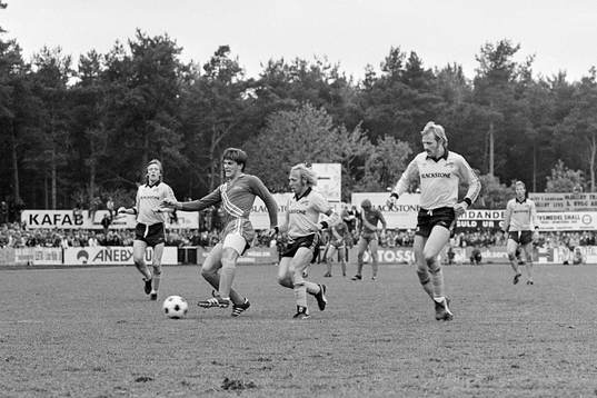 Elfsborgs Hans-Olof Gustavsson uppvaktas av mjällbys