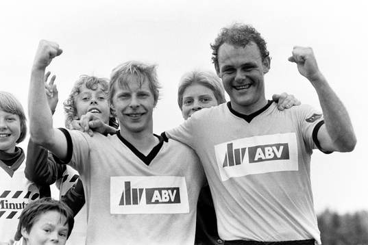 Hässleholms målskyttar Leif Nilsson och Peter Malm jublar