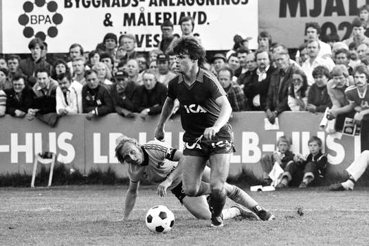 Östers Peter Nilsson och mjällbys Sven-Bertil Andersson i