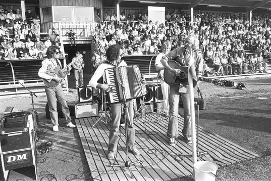 Gösta Linderholm underhåller på Strandvallen