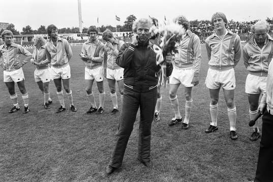 Eric Persson tackar av Bob Houghton