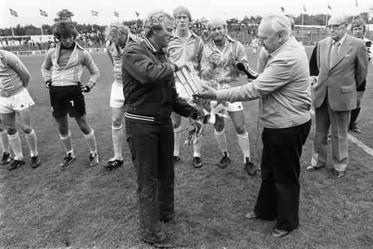Bob Houghton tackas av