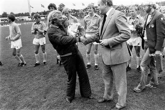Bob Houghton tackas av
