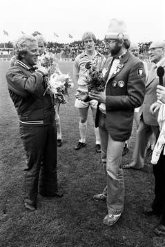 Bob Houghton tackas av