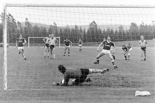 Hässleholms målvakt Lars Jansson räddar en straff