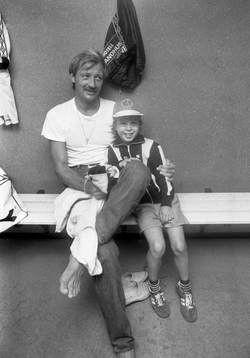 Frank Worthington, Mjällby med en ung supporter