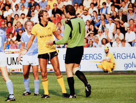 Mjällbys Frank Worthington pratar med Malmös målvakt Jan